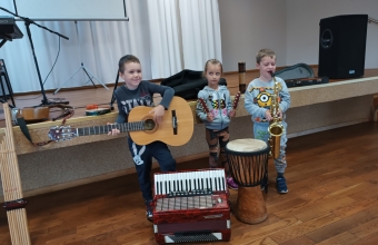 Dzieci poznaja instrumenty muzyczne