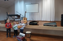 Dzieci graja na mandolinie