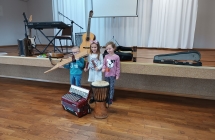 Dzieci trzymaja instrumenty muzyczne