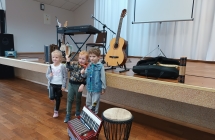 Dzieci wydobywaja dzwieki z instrumetow muzycznych