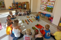 Trzylatki licza pogrupowane owoce.