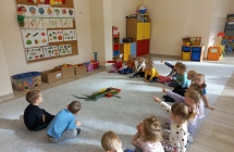 Dzieci z gr. I wskazuja warzywa.