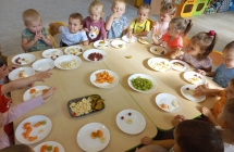 Maluszki zjadaja samodzielnie ulozone kompozycje z owocow.