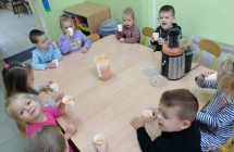 Picie soku warzywno-owocowego