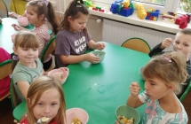 Dziewczynki probuja przygotowana salatke