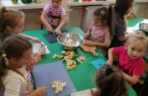 Dziewczynki kroja owoce