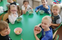 Dzieci zjadaja przygotowana salatke