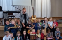 gr. V Tydzien Muzyki w Bibliotece - pamiatkowe zdjecie ze spotkania