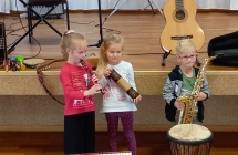 gr. V Tydzien Muzyki w Bibliotece - Laura, Patrycja i Kuba graja na instrumentach