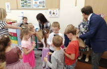 Przedszkolaki czestuja sie slodyczami przyniesionymi przez Wojta Gminy