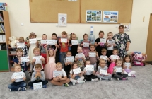 Dzieci z dyplomami z okazji Dnia Przedszkolaka