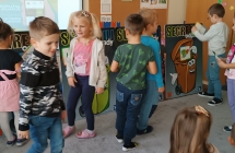 przedszkolaki wiedza do jakiego kosza wrzucic smieci