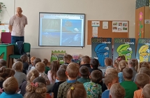 Spotkanie przedszkolakow z pracownikiem zakladu unieszkodliwiania odpadow komunalnych