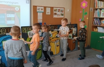 dzieci przyklejeja naklejki odpadow