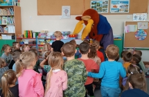 dzieci segrguja odpady