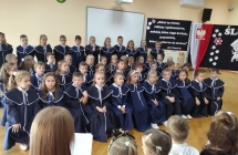 Pierwszoklasisci recytuja wiersz