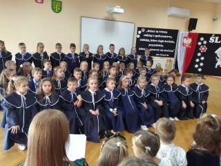 Pierwszoklasisci recytuja wiersz