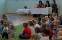 Jury z uwaga przysluchuje sie recytacji wierszy