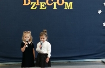 Dziewczynki recytuja wiersz