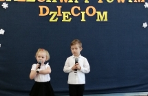 Chlopiec i dziewczynka recytuja wiersz