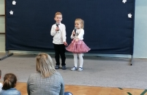 Dziewczynka i chlopiec recytuja wiersz