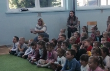 Przedszkolaki sluchaja recytacji kolegow