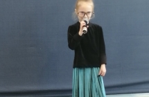 Dziewczynka recytuje wiersz Okulary