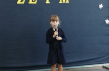 dziewczynka recytuje wiersz Pomidor