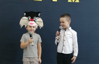 Chlopcy recytuja wiersz