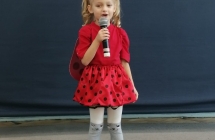 dziewczynka recytuje wiersz Zuk