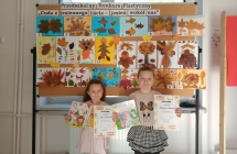 Nagrodzone dziewczynki z gr. VII podczas konkursu plastycznego.