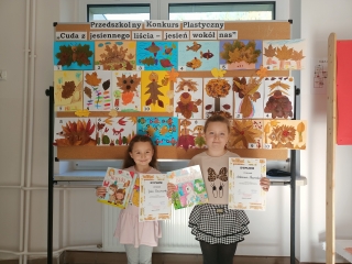 Nagrodzone dziewczynki z gr. VII podczas konkursu plastycznego.