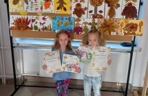 Gr. V Tosia i Laura po przedszkolnym konkursie plastycznym Cuda z jesiennego liscia