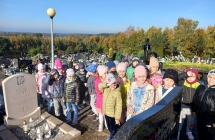 Gr. V i VI na cmentarzu - zdjecie przy grobie zolnierza