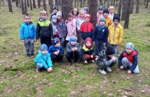 gr. V wycieczka do lasu - wspolne pamiatkowe zdjecie