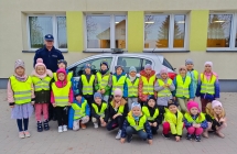 Dzieci z gr. VIII przed radiowozem