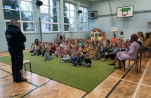 Przedszkolaki uwaznie sluchaja o zasadach bezpieczenstwa w domu, w przedszkolu oraz na ulicy