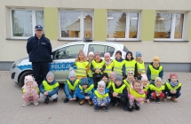 Dzieci z gr. VII przed radiowozem