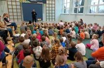 Przedszkolaki z Gminneo Przedszkola w Malanowie podczas spotkania z policjantem