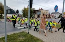 Dzieci ucza sie prawidlowo przechodzic przez jezdnie