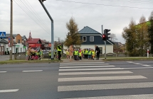 Dzieci przechodza przez jezdnie z policjantem