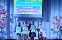Gminny Przeglad Piosenki Na wesola nute - wspolne zdjecie naszych przedszkolakow z dyplomami i upominkami