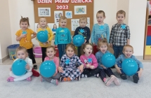 Maluszki z gr. I z balonami i kotylionami.