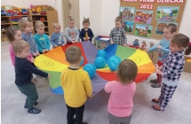 Trzylatki z gr. I podczas zabawy z chusta animacyjna.