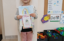 dziewczynka z dyplomem