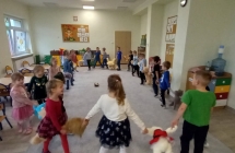 gr. V Dzien Pluszowego Misia - zabawy taneczne z misiami