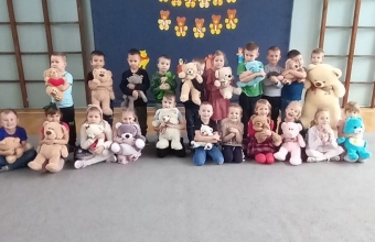 gr. V Dzien Pluszowego Misia - pamiatkowe zdjecie z misiami