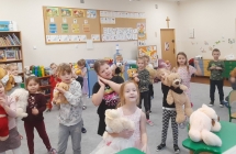 dzieci tancza do piosenki z misiami