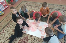 praca zespolowa -rysowanie misia przez chlopcow