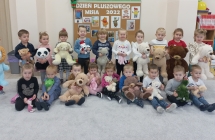 Usmiechnięte maluszki z gr. I z misiami.